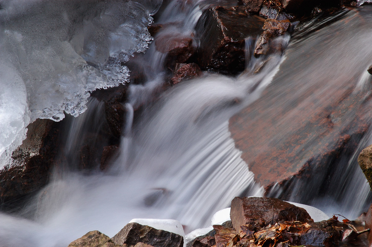 Petit cours d'eau gele